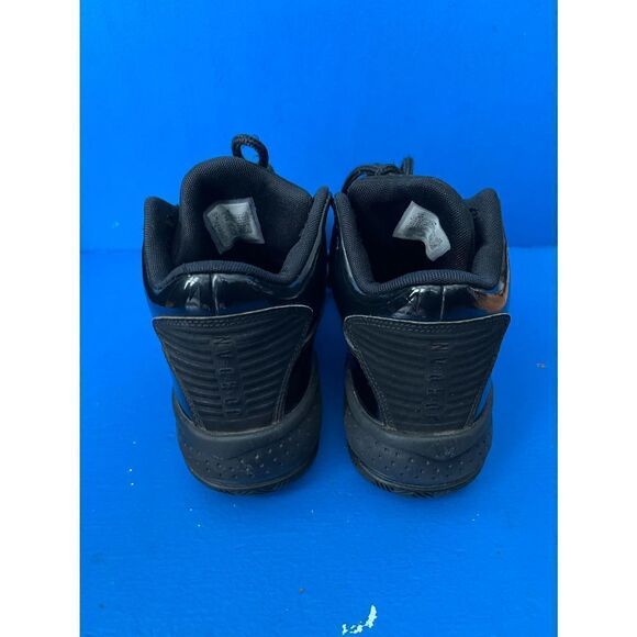 Nike Jordan Max Aura 2 Triple Black Basketball CN8094-005 Youth Shoes 4Y - Picture 1 of 6